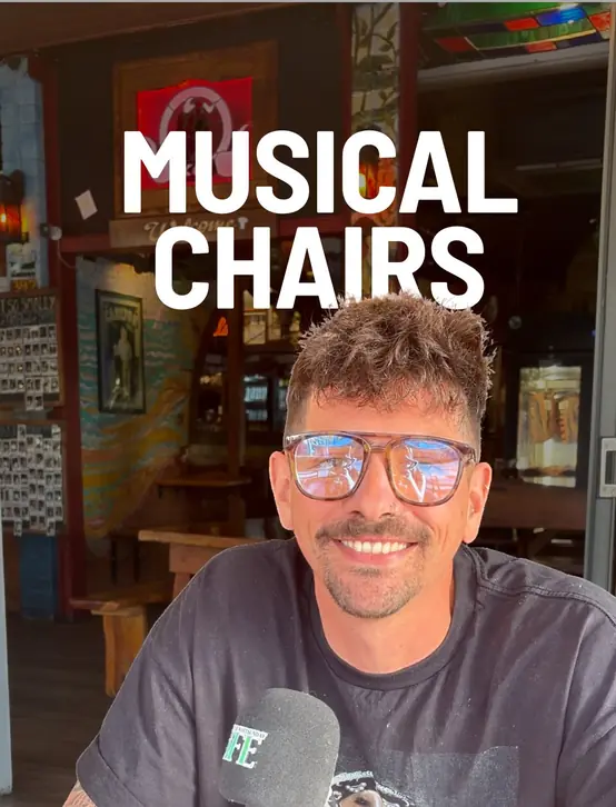 Simon Briley — artist in Airlie Beach