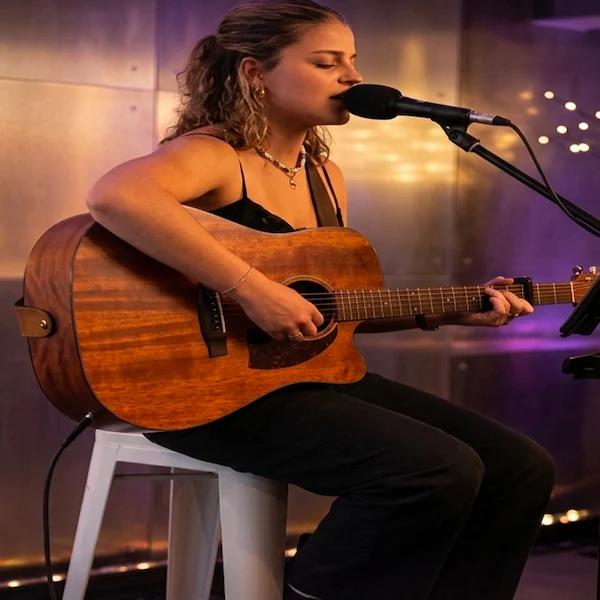 Lucy Rose — artist in Airlie Beach