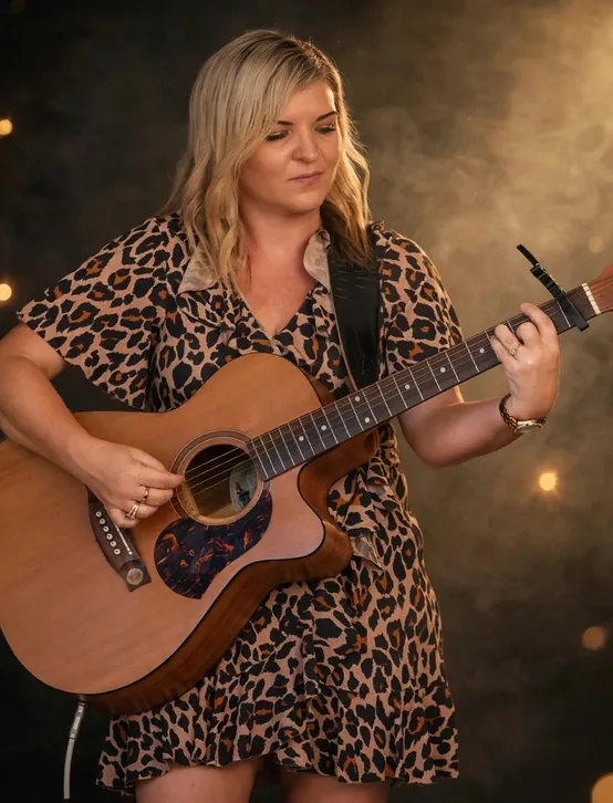 Peta Richards — artist in Airlie Beach