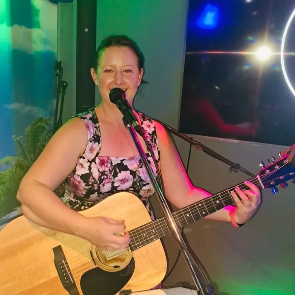 Helen Blackshaw — artist in Airlie Beach