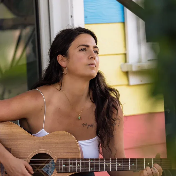 Tess Fapani — artist in Airlie Beach